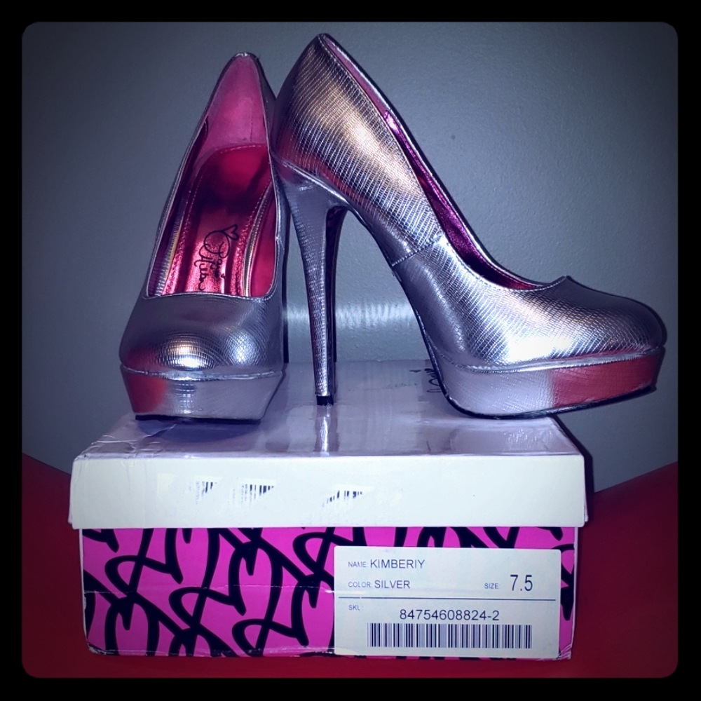 7.5 Silver Paris Hilton heels with platform
